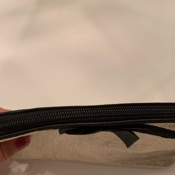 Adorable Gold Bag with Black Bow NWOT - Picture 6 of 7